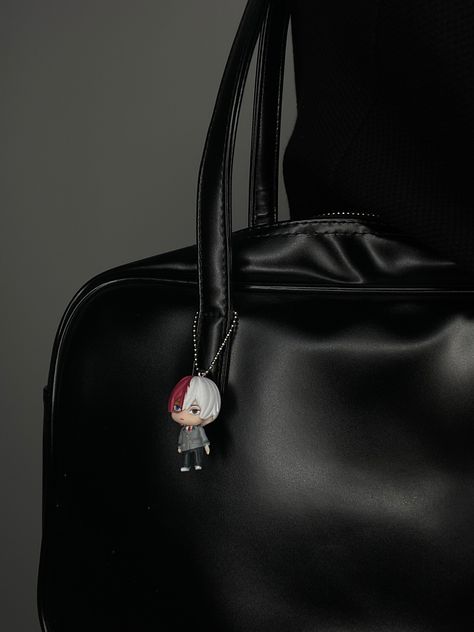 Character: Shoto Todoroki figure chain 
Black bag 💼 Boku No Hero Academia Aesthetic, Hero Academia Aesthetic, Melina Core, Todoroki Aesthetic, Wallpaper Ipad, Japanese Aesthetic, Academia Aesthetic, Boku No Hero, Ipad Wallpaper