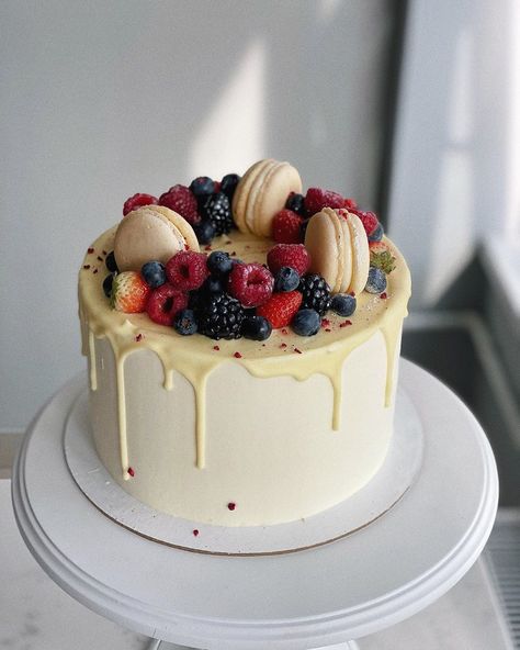 Berry Drip Cake, Berries Birthday Cake, Birthday Cake Ideas With Fruit, Cake Designs With Fruit, Berry Cake Design, Birthday Cake Ideas Fruit, Cake Decorating With Macarons, Macaron On Cake, Birthday Cake Berries