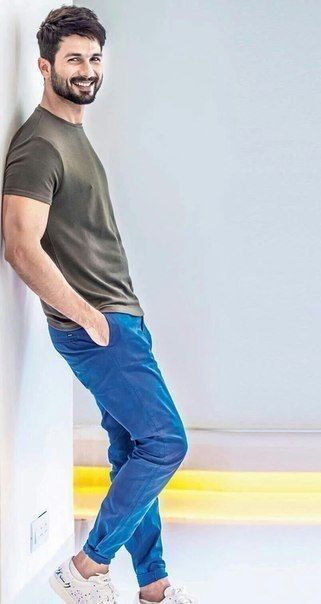 Kabir Singh, Best Casual Dresses, Mens Photoshoot Poses, Male Models Poses, Portrait Photography Men, Men Photoshoot, Shahid Kapoor, Man Photography, Men Photography