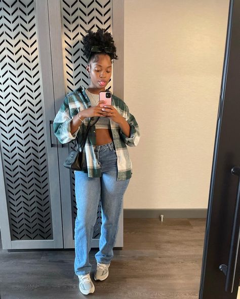 Cute Outfits For College Black Women, Layered Outfits Black Women, Straight Jeans Outfit Black Women, Straight Leg Jeans Outfits Black Women, First Day Of College Outfits Black Women, Jean Outfits Black Women, Birthday Guest Outfit Casual, Mom Jeans Outfit Black Women, Basic Outfits Black Women