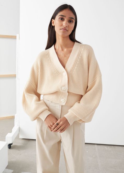 Cropped Cardigan - Creme - Cardigans - & Other Stories #andotherstories #cropped #cardigan #buttons #beige #creme #cardigans #cozy #colours #loungewear #lounge Jean Beige, Vetements Clothing, Cardigan Outfit, Oversize Pullover, Straight Clothes, Beige Outfit, Trouser Outfits, Beige Cardigan, Ribbed Cardigan