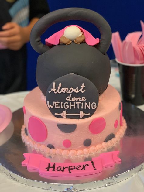 Girl baby weightlifting CrossFit gym shower cake Weightlifting Gender Reveal, Gym Baby Shower Theme, Crossfit Baby Shower Ideas, Gym Gender Reveal Ideas, Crossfit Baby, Gym Cake, Gender Reveal Baby Shower Themes, Baby Shower Cakes Girl, Baby Workout