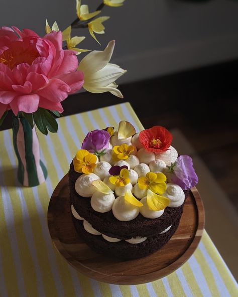 Chocolate Cake Cream Cheese Frosting, Chocolate Cake With Flowers, Chocolate Cake Cream Cheese, Chocolate Cake Cream, Chocolate Cake With Ganache, Cake Cream Cheese Frosting, Mascarpone Cake, Edible Flowers Cake, Dessert Aesthetic