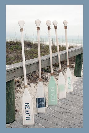 Everything Coastal....: 10 Ideas for Coastal Decorating with Oars and Paddles! Painted Oars, Paddle Decor, Decor Marin, Oar Decor, Painted Paddles, Wooden Paddle, Beachy Decor, Beach Cottage Decor, Beach Cottage Style