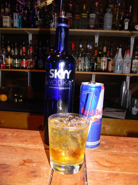 RedBull and Vodka another of my favs! Vodka Redbull, Bar Tender, Skyy Vodka, Wine Cocktails, Cocktail Making, Favorite Drinks, Party Event, Happy Hour, Vodka Bottle