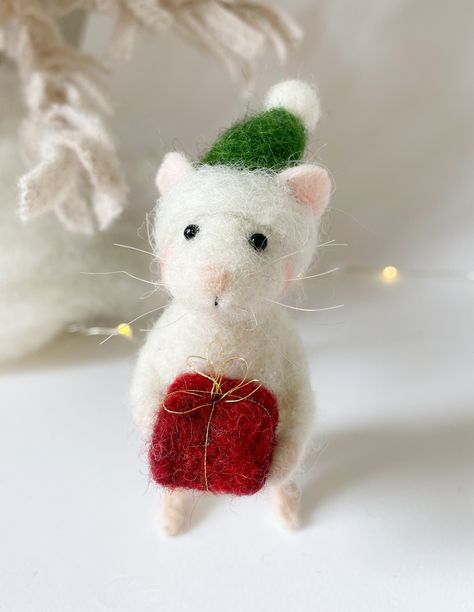 Needle Felted Christmas Mouse with Gift, Holiday Decor, Wool Felted Miniature, Holiday Tier Tray Decor #HolidayDecor #FeltMouseOrnament #WoolFeltMiniature #HolidayTierTray #MiniatureAnimal #WoolChristmasGift #FeltedAnimal #WoolSculpture #TierTrayDecor #AnimalSculpture Needle Felted Ornaments, Felted Christmas, Felted Mouse, Needle Felting Diy, Needle Felted Christmas, Wool Needle Felting, Tier Tray Decor, Felt Gifts, Needle Felting Tutorials