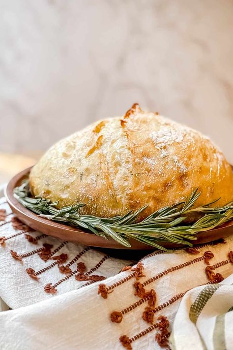 This quick and easy No-Knead Rosemary Bread is an easy way to make a delicious loaf of homemade bread in a Dutch oven. When you add fresh rosemary, it becomes an artisan-style loaf that is utterly irresistible! Easy Rosemary Bread Recipes, Rosemary Sea Salt Bread, Recipes Using Rosemary, Easy Rosemary Bread, Homemade Rosemary Bread, No Knead Rosemary Bread, Bread In A Dutch Oven, Rosemary Bread, Rustic Bread