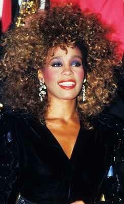 RIP Whitney Houston Costume Année 80, 80s Eye Makeup, 80s Hair And Makeup, 1980s Makeup And Hair, 80s Makeup Looks, 80’s Makeup, 1980s Makeup, 1980s Hair, 1980s Fashion Trends