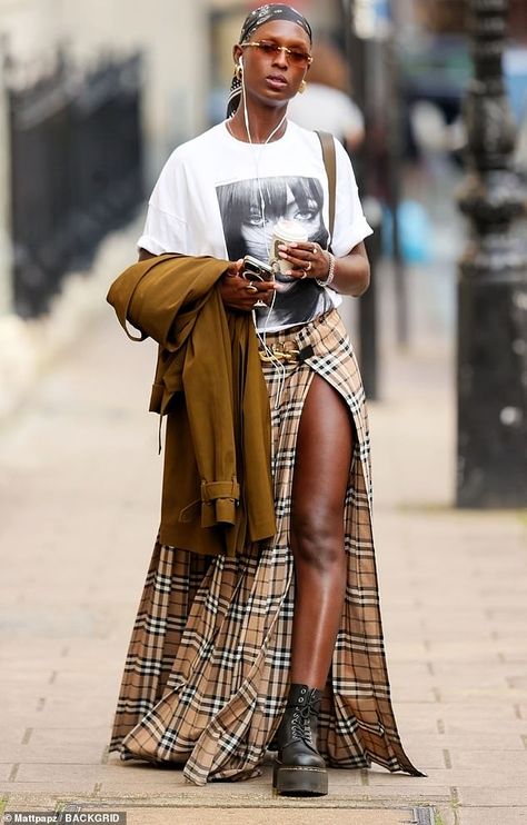 Style In London, Chique Outfit, Tartan Skirt, Moda Streetwear, Streetwear Mode, Moda Chic, Kleidung Diy, Brown Outfit, Estilo Chic