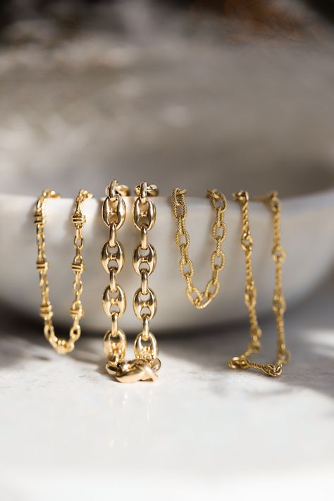 Gold Bracelet Photography, Photography Bracelet Photo Ideas, Gold Chain Photography, Gold Photography Ideas, Bracelet Product Shoot, Mothers Day Jewelry Campaign, Bracelet Photography Ideas Products, Bracelet Flatlay, Bracelet Product Photography