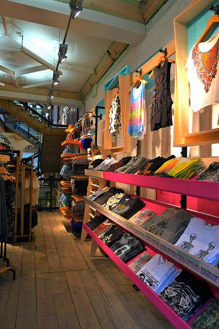 Welcome to Urban Outfitters York! | Flickr - Photo Sharing! Tshirt Display Ideas Retail, Tshirt Display, Visual Merchandising Displays, Shirt Display, Retail Inspiration, Salon Suites, Store Layout, Shop House Ideas, Interior Display