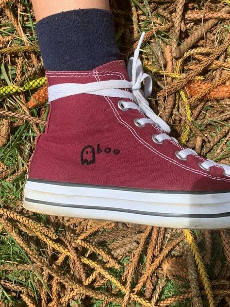 Shoe Embroidery Ideas, Heart Converse, Personalized Converse, Alt Shoes, Converse Embroidery, Pf Flyers, Embroidery Hearts, Battle Jacket, Diy Jacket