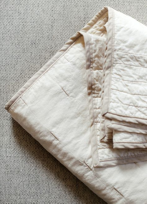 Learn how to make this simple quilted throw in just a few hours! Perfect for a toddler bed or to use as a lap blanket. #sewing #gifts #simplequilt Diy Quilted Blanket, Diy Muslin Blanket, Quilted Blanket Diy, Sew A Blanket, Diy Throw Blankets, Blanket Sewing, Diy Throws, Diy Toddler Bed, Homemade Blankets