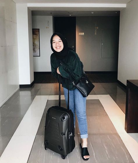 Ootd Airport Hijab, Hijab Airport Outfit, Hijabi Airport Outfit, Airport Outfit Hijab, Ootd Airport, Airport Ootd, Hijabi Outfits Casual, Hijab Chic, Hijabi Outfits