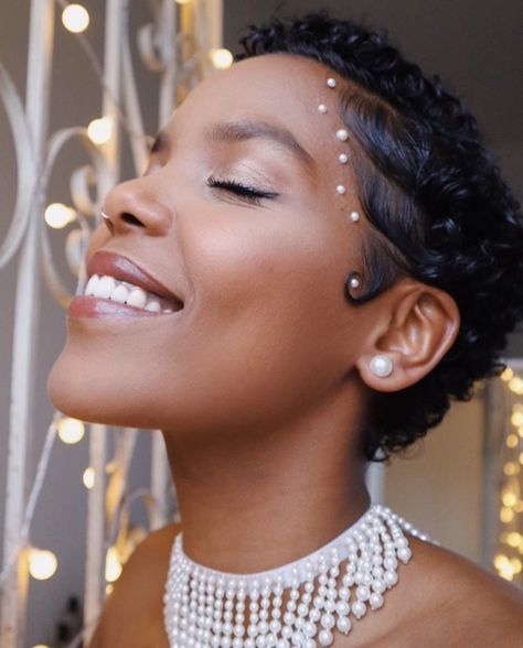 Short Hairstyle Women Bridal, Short Hair Accessories Black Women, Curly Pixie Wedding Hair, Hair Jewelry For Short Hair, Short Hair Wedding Accessories, Short Natural Hair Wedding Styles, Short Hair Accessories Pixie, Short Hair Accessories Ideas, Evening Hair