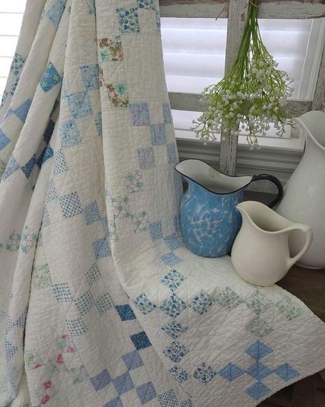 Small Quilt Blanket, Blue And White Vintage Aesthetic, New England Quilt, Cottage Quilt Patterns, Aesthetic Quilts, Quilt Aesthetic, Cottagecore Quilt, Seaglass Colors, Blue And White Farmhouse