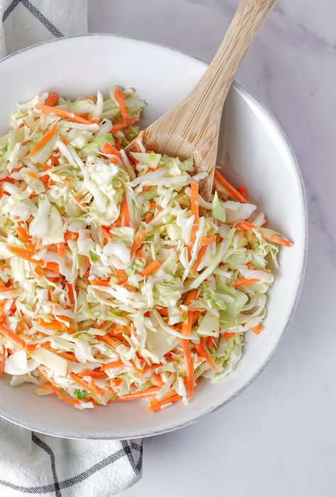 Low-Calorie Creamy Coleslaw Low Calorie Sides, Low Carb Coleslaw, Mexican Slaw, Healthy Coleslaw Recipes, Southern Coleslaw, Healthy Coleslaw, Barbecue Sides, Slaw Dressing, Homemade Coleslaw