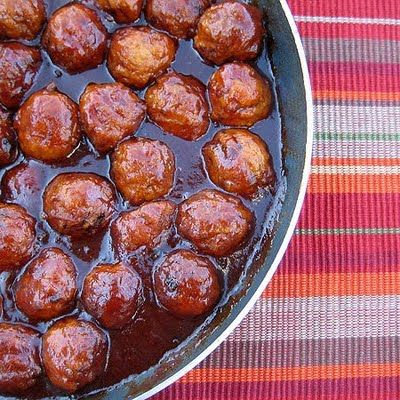 Maple Meatballs Recipe ~ great for football season or just for dinner from Real Mom Kitchen Maple Meatballs, Hor Dourves, Canada Day Party, Maple Recipes, Maple Syrup Recipes, Future Chef, Summer Barbeque, Beef Meals, Mom Kitchen