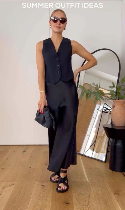 Black Waistcoat Outfit, Waistcoat Outfit Women, Waistcoat Outfit, Black Satin Skirt, Character Dress Up, Casual Edgy, Black Waistcoat, Waistcoat Woman, Fest Outfits