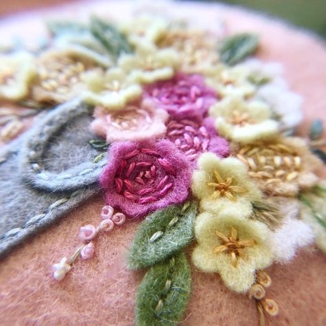 Embroidered Felt Flowers, Felt Applique Embroidery, Felt Embroidery Patterns, Felt Applique Ideas, Felt Embroidery Projects, Felt Art Embroidery, Slow Embroidery, Felt Pincushions, Felt Bookmark