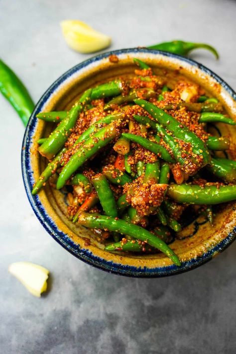 Chilli Pickle Recipe, Mirch Ka Achar, Chilli Chutney, Green Chilli Pickle, Chilli Pickle, Indian Pickles, Mediterranean Foods, Green Chili Recipes, Pickle Recipes