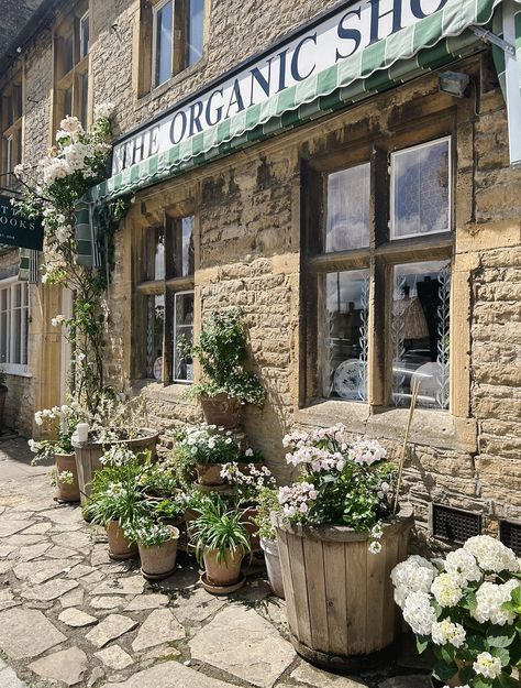 Cotswolds organic countryside english summer english countryside vibe aesthetic Cottage In English Countryside, Countryside Town Aesthetic, Vintage Countryside Aesthetic, English Countryside Aesthetic Summer, English Countryside House Aesthetic, English Farmhouse Aesthetic, English Countryside Lifestyle, Cotswold Aesthetic, Summer Aesthetic Countryside