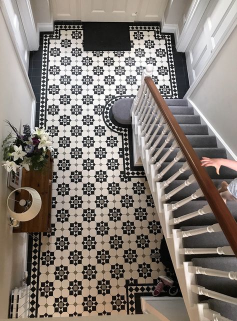 Victorian Tiles: 5 Ways To Add Charm To Modern Homes Vstupná Hala, Beautiful Tile Floor, Victorian Hallway, Asma Kat, Hallway Walls, Tiled Hallway, Hallway Flooring, Victorian Tiles, Hallway Designs