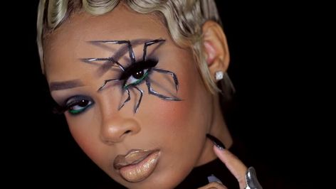 3d Spider Makeup, Spider Makeup Looks, Halloween Spider Makeup, Dark Concealer, Spider Makeup, 3d Spider, Makeup For Halloween, Lipstick Dark Red, Green Eyeliner