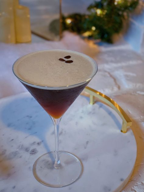 SALTED CARAMEL ESPRESSO MARTINI😍Am I the only one not confident in their ability to stay up until midnight this New Years Eve? Within the last few years, Espresso Martinis have been my JAM. Truly the only way I can stay up past 10pm anymore These are SO good - same flavors you love in an espresso martini, but with a delicious salted caramel twist. And don’t stress if you don’t have an espresso machine at home, just head to your nearest coffee shop and stock up before nightfall! If you want Caramel Espresso Martini, Salted Caramel Espresso Martini, Caramel Syrup Recipe, Espresso Martini Recipe, Salted Carmel, Espresso Martinis, Nut Rolls, Caramel Toffee, Espresso Beans