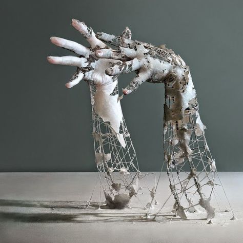 Japanese photographer Yuichi Ikehata creates realistic sculptures of human body parts using clay, wire and paper. He then photographs the sculptures and merges them into unrealistic worlds to create Long Term Memory (LTM), an ongoing photographic series that “puts audiences in the ambivalent position of not knowing what is real and what is not.” Sculptures Sur Fil, Hand Kunst, Sculpture Textile, Human Body Parts, Textile Sculpture, Colossal Art, Hand Sculpture, Kunst Inspiration, Digital Elements