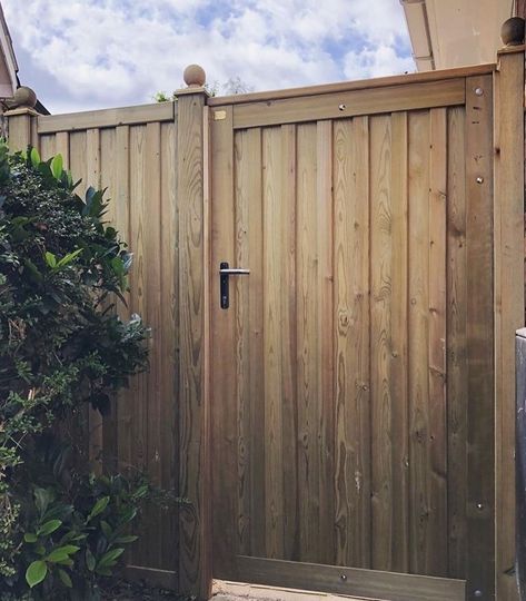 Jacksons Fencing on Instagram: “How good does our Chilham gate look? Great install from our #approvedinstaller @tattonfencing” Wooden Side Gates, Wood Gates Driveway, Wooden Fence Gate, Wood Fence Gates, Wooden Garden Gate, Backyard Gates, Garden Gates And Fencing, Garden Gate Design, Outdoor Gate