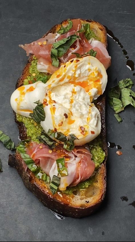 sweatspace on Instagram: Pesto Prosciutto Toast Sourdough bread toasted in evoo then topped with chili oil, avocado pesto, prosciutto, burrata, red pepper flakes,… Elin Hilderbrand Recipes, Yummy Healthy Lunch Ideas, Prosciutto Toast, Prosciutto Burrata, Chic Breakfast, Pasti Fit, Avocado Pesto, Idee Pasto, Healthy Food Dishes