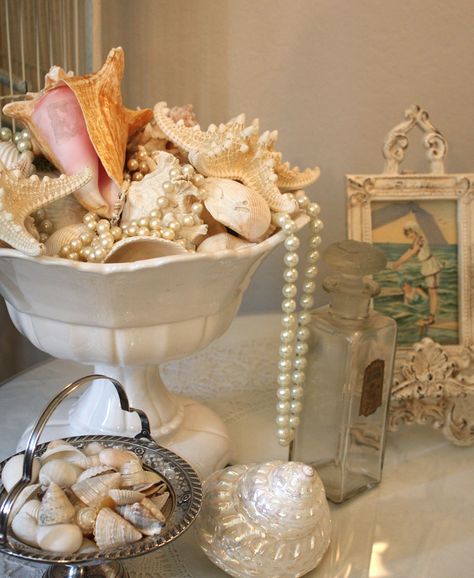 What a great centerpiece for a magical mermaid party! Mermaid Bathroom Decor, Shell Display, Vibeke Design, I Need Vitamin Sea, Mermaid Bathroom, Mermaid Room, Tafel Decor, Romantic Home, Mermaid Decor