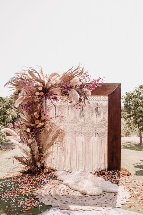 Flower Ceremony, Rugs Fluffy, Outdoor Wedding Backdrops, Boho Inspired Wedding, Boho Tent, Wedding Gate, Flora Farms, Bohemian Wedding Decorations, Macrame Backdrop