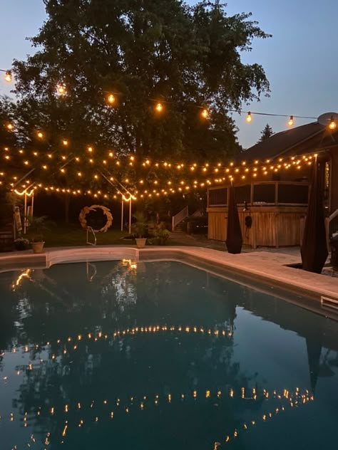 Backyard Pool Aesthetic Night, 21 Birthday Pool Party Ideas, Pool Party Ideas At Night, Birthday Pool Party Ideas Aesthetic, Pool Party Blue Theme, Night Pool Party Ideas Decorations, Party Aesthetic Theme Ideas, Pool Party Lights, Sweet 16 Backyard Party Ideas Summer