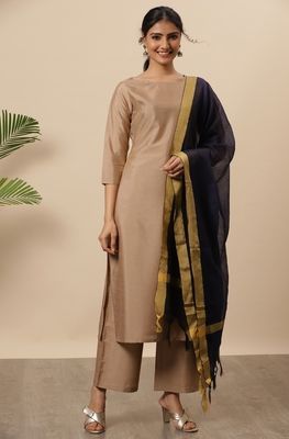 Satin Kurta Design, Plain Silk Suit Designs, Plain Salwar Suit Designs, Plain Suit Designs Indian, Banarasi Suit Designs Latest, Stitch Kurti, Kurthi Design, Salwar Suits For Women, Satin Kurta