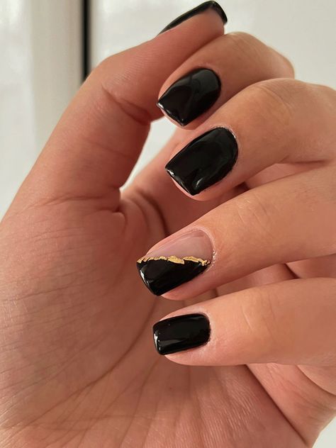 Nails Square Short Black, Short Black Acrylics, Wedding Nails Black, Gold Short Nails, Short Acrylic Nails Black, Short Nail Designs Black, Gala Nails, Nail Art Noir, Black Nails Short