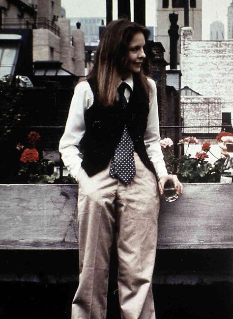 Why Diane Keaton's 1970s Style Is Still Influential Today Diane Keaton Annie Hall, Annie Hall Style, 70s Mode, Tomboy Stil, George Peppard, Julie Delpy, Blake Edwards, Patti Hansen, Annie Hall