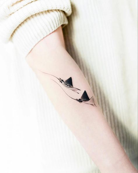 Small Stingray Tattoo, Stingray Tattoos, Pair Tattoos, Stingray Tattoo, Lizard Tattoo, Feminine Skull Tattoos, Ray Tattoo, Tattoos To Cover Scars, Free Tattoo Designs