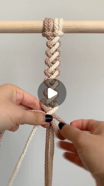 Different Knots, Burlap Crafts Diy, Friendship Bracelet Knots, Bracelet Knot, Paracord Bracelet Tutorial, Free Macrame Patterns, Rope Projects, Simple Macrame, Macrame Knots Tutorial