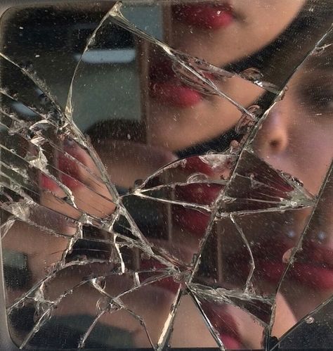 Arte Occulta, Broken Mirror, Fotografi Vintage, Photographie Portrait Inspiration, 사진 촬영 포즈, Photographie Inspo, 인물 드로잉, Foto Poses, Broken Glass