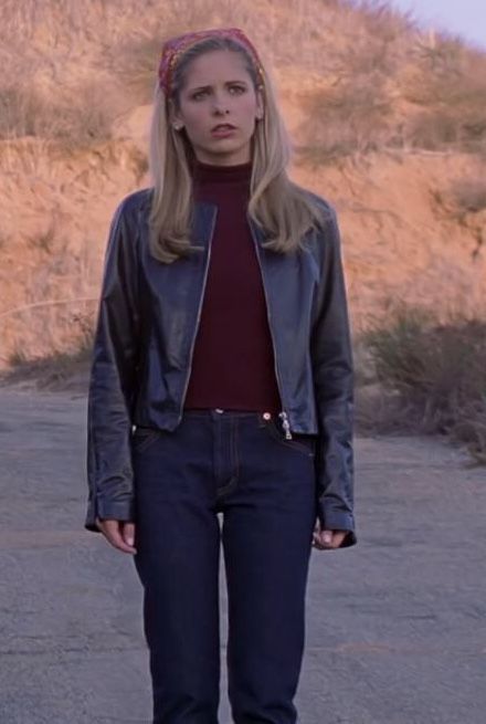 Buffy Leather Jacket Outfit, Jenny Calendar Buffy Outfits, Buffy Style Outfits, Sarah Michelle Gellar 90s Outfits, Sarah Michelle Gellar Outfits, Buffy Outfit Inspiration, Buffy The Vampire Slayer Outfits 90s, Buffy Halloween Costume, Willow Buffy The Vampire Slayer Outfits