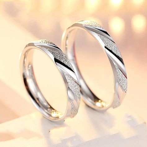 Ring Design For Couples, Couples Ring Set Unique, Simple Silver Jewelry, Couples Ring Set, Traditional Engagement Rings, Couple Wedding Rings, Ring Trends, Detailed Jewelry, Cadeau Couple