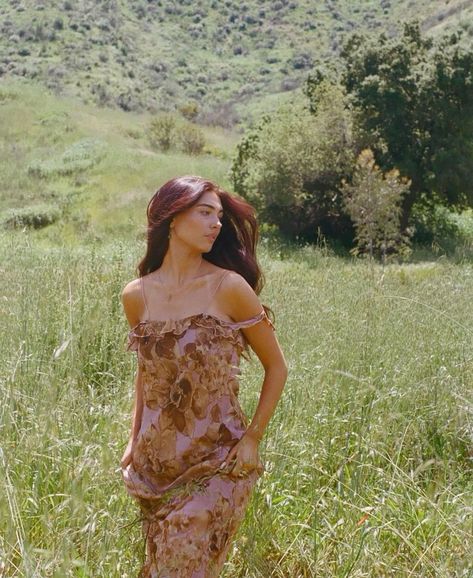 Dreamy Dress Photoshoot, Long Flowy Dress Photoshoot, Field Photoshoot Outfits, Photoshoot Ideas Field, Field Photoshoot Ideas, Hippie Photoshoot, Self Photoshoot, Pretty Senior Pictures, Debut Photoshoot