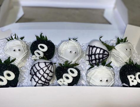 Halloween Covered Strawberries, Chocolate Covered Strawberries Halloween For Boyfriend, October Chocolate Covered Strawberries, Halloween Themed Chocolate Strawberries, White Chocolate Covered Strawberries Halloween, Ghost Strawberries White Chocolate, Spider Web Strawberries, Halloween Strawberry, Halloween Strawberries