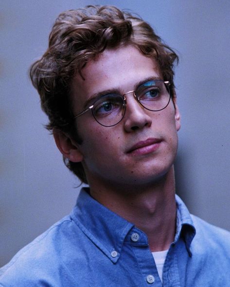 80s 90s 00s’s Instagram post: “Hayden Christensen as Stephen Glass in ‘Shattered Glass’, 2003.” Man With Glasses, Adam Brody, Anakin Vader, Star Wars Anakin, Hayden Christensen, Marmaris, Star Wars Memes, Anakin Skywalker, Pretty Men