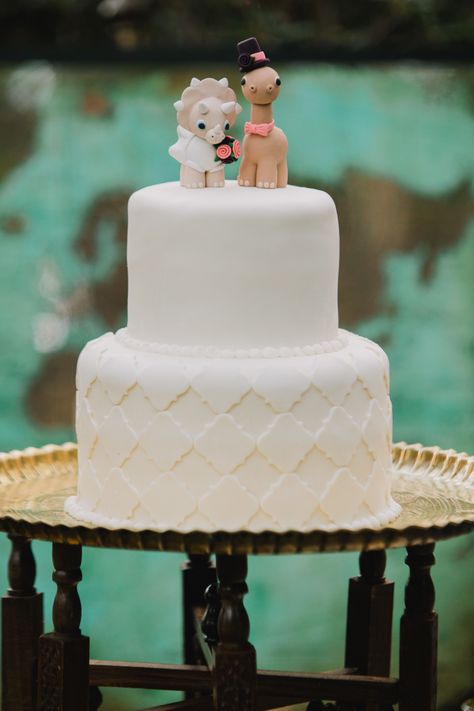 Dinosaur Wedding Cake Topper, Dinosaur Theme Wedding, Cute Wedding Cake Toppers, Animal Wedding Cake, Fun Wedding Cake Toppers, Dinosaur Wedding Cake, Snickers Torte, White Fondant Cake, Modern Wedding Cake Toppers