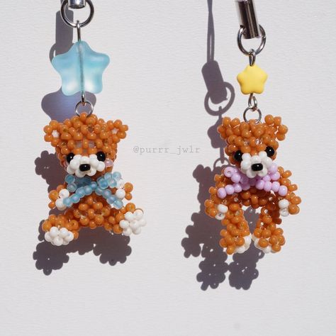 🧸𝓣𝓮𝓭𝓭𝔂 𝓑𝓮𝓪𝓻 𝓟𝓱𝓸𝓷𝓮 𝓒𝓱𝓪𝓻𝓶𝓼🧸 ❥ Available now! ✧ one of a kind pieces ✧ 𖦹 Handcrafted teddy bear charms with miyuki beads and czech glass star beads 𖦹 15e .·:*¨༺ DM TO ORDER ༻¨*:·. ｡ﾟﾟ･｡･ﾟﾟ｡ ﾟ。𝓟𝓾𝓻𝓻𝓻 　ﾟ･｡･ﾟ Tags 🏷️: #handcrafted #beads #glassbeads #handcraftedjewelry #beadednecklace #fairycore #greeksmallbusiness #phonecharm Teddy Bear Tutorial, Beaded Bear, Star Beads, Bookmark Craft, Glass Stars, Fairy Core, Miyuki Beads, Phone Charm, Cute Bears