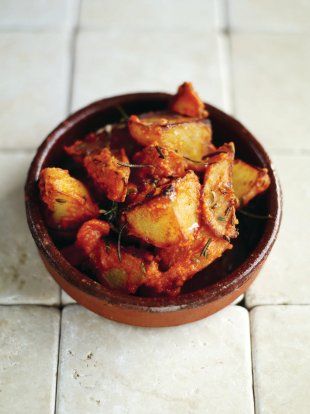 Whether you're in Madrid or Manchester, you'll have to look really hard to find a tapas bar that doesn't serve some version of these potatoes. Paella Recept, Patatas Bravas Recipe, Tapas Recipes, Jamie Oliver Recipes, Sauce Tomate, Jamie Oliver, Potato Recipes, Tapas, Side Dishes