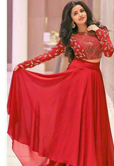 Latest 50 Crop Top and Lehenga Designs (2022) Lehenga Top, Blouse Lehenga, Crop Top Lehenga, Estilo Kylie Jenner, Lehnga Dress, Embroidered Crop Tops, Red Lehenga, Indian Gowns Dresses, Party Wear Lehenga